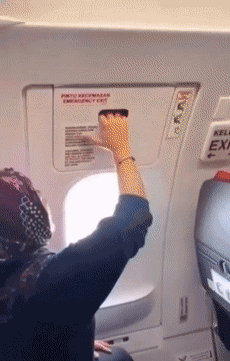 韩国老哥200米高空强开飞机舱门:类似的狼人还真不少!